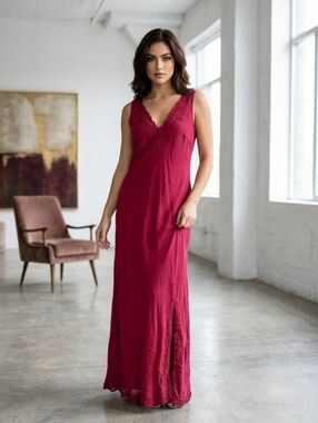 August Silk NEW Dark Red 100% Silk Vneck Sleeveless Embroidered Gems Size 14